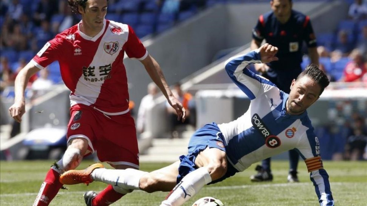 Sergio García (Espanyol) en un partido contra el Rayo Vallecano.-EFE / ANDREU DALMAU
