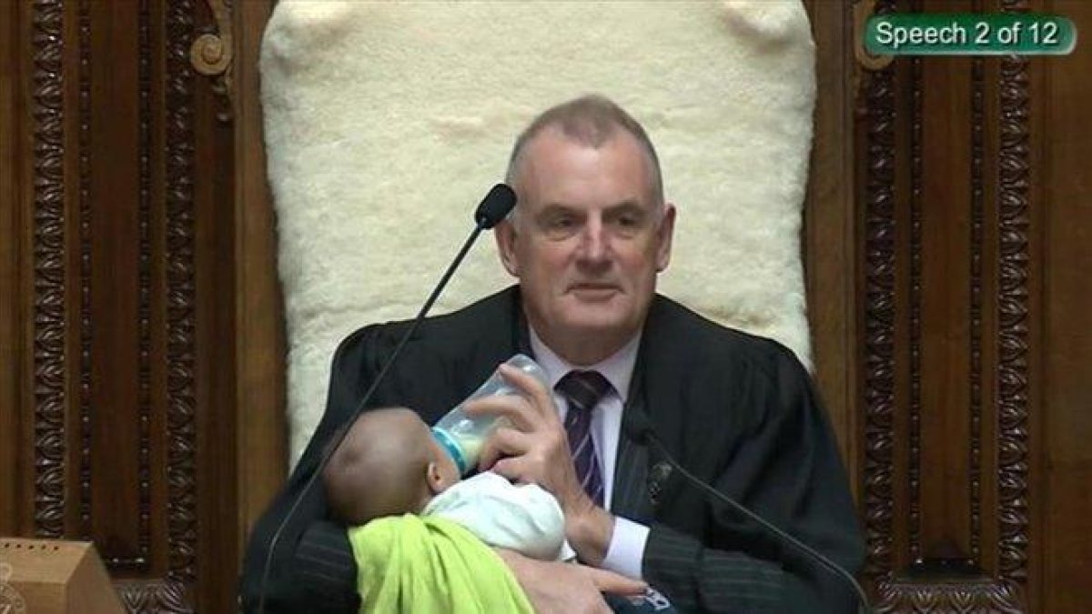 El presidente del Parlamento de Nueva Zelanda, Trevor Mallard, con el hijo del diputado en plena sesión de la Cámara.-