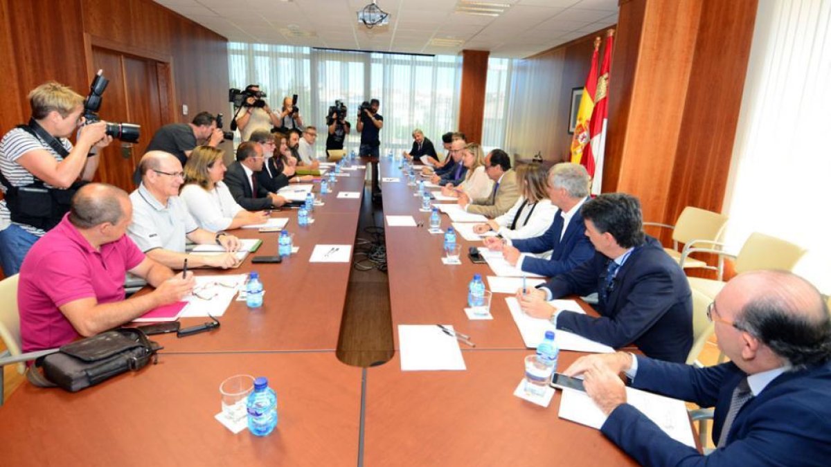 Pilar del Olmo, consejera de Hacienda, presidió ayer en Soria la constitución del Comité de Seguimiento del Plan .-Álvaro Martínez