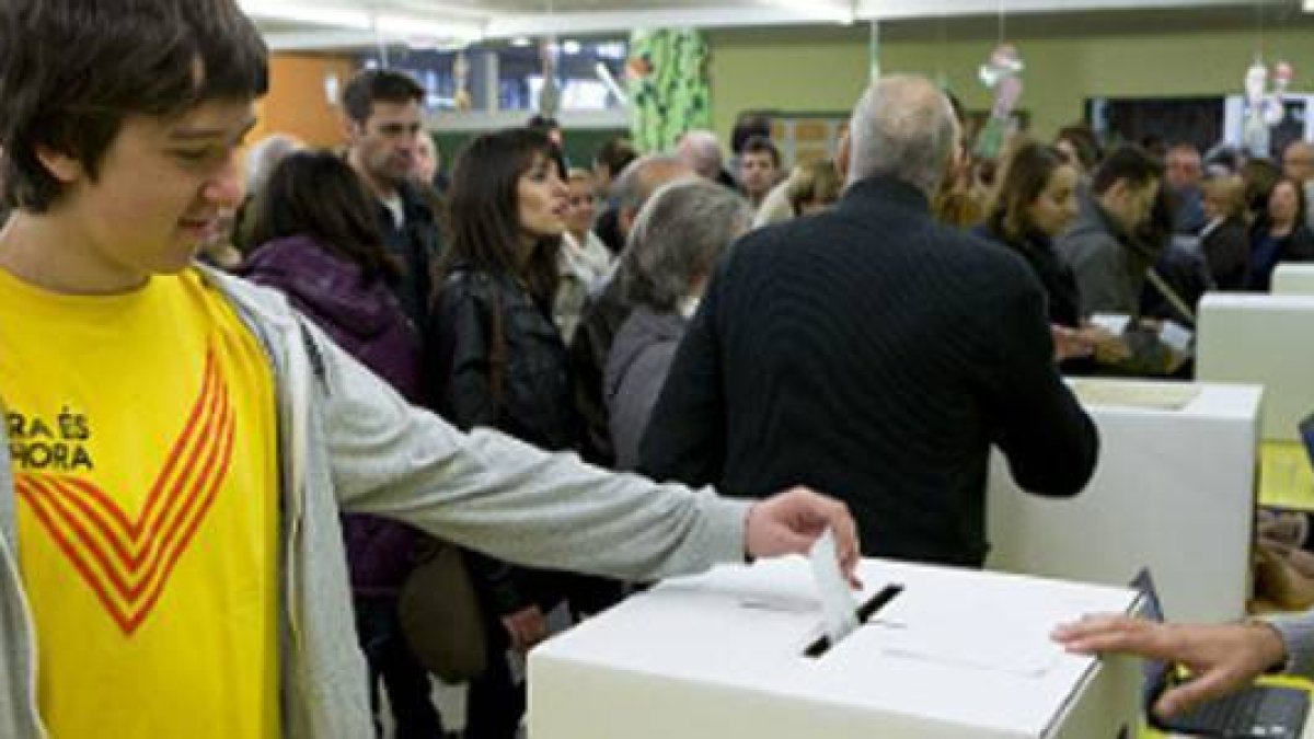 Un joven participa en la consulta soberanista del pasado 9 de noviembre, en Barcelona.-Foto: FERRAN NADEU