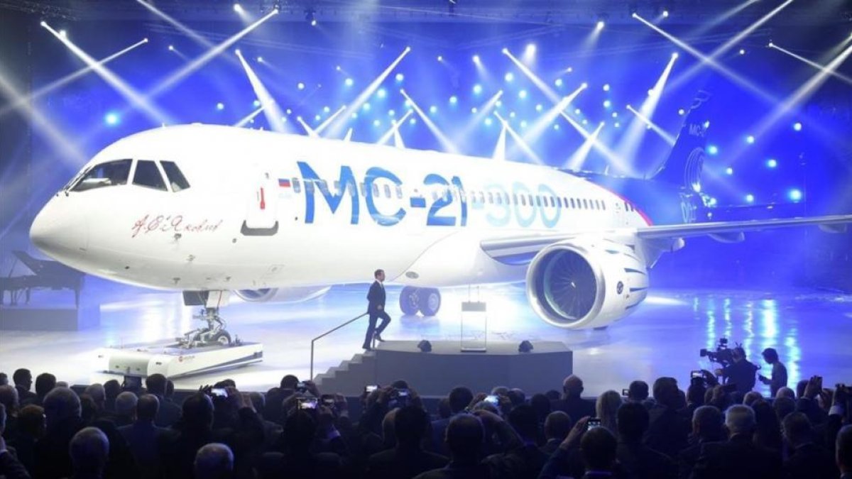 El primer ministro ruso Dmitry Medvedev se dispone a presentar el avión Irkut MC-21, la apuesta de Rusia para los vuelos de bajo coste.-SPUTNIK
