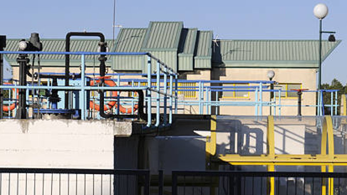 La potabilizadora de aguas de la capital. / VALENTÍN GUISANDE-