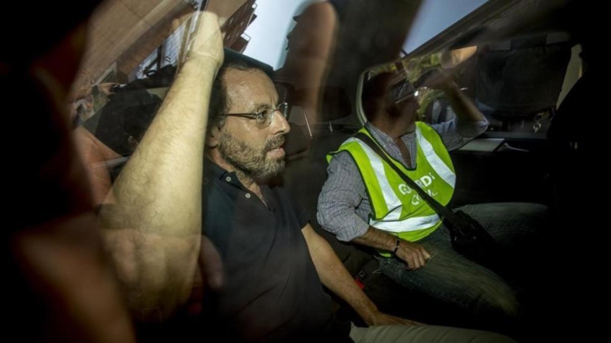 Sandro Rosell, a su salida el martes, detenido, de su domicilio en Barcelona.-FERRAN NADEU