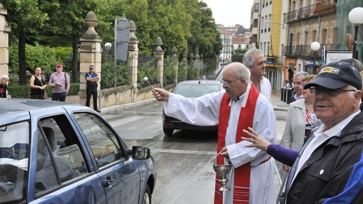 Bendición de un vehículo en Nicolás Rabal.-DANIEL RODRÍGUEZ