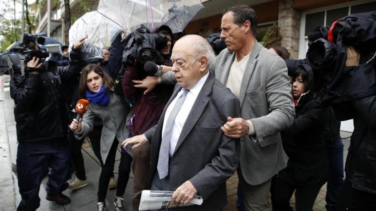 Jordi Pujol sale de su domicilio esta manana.-EFE/ALBERTO ESTÉVEZ