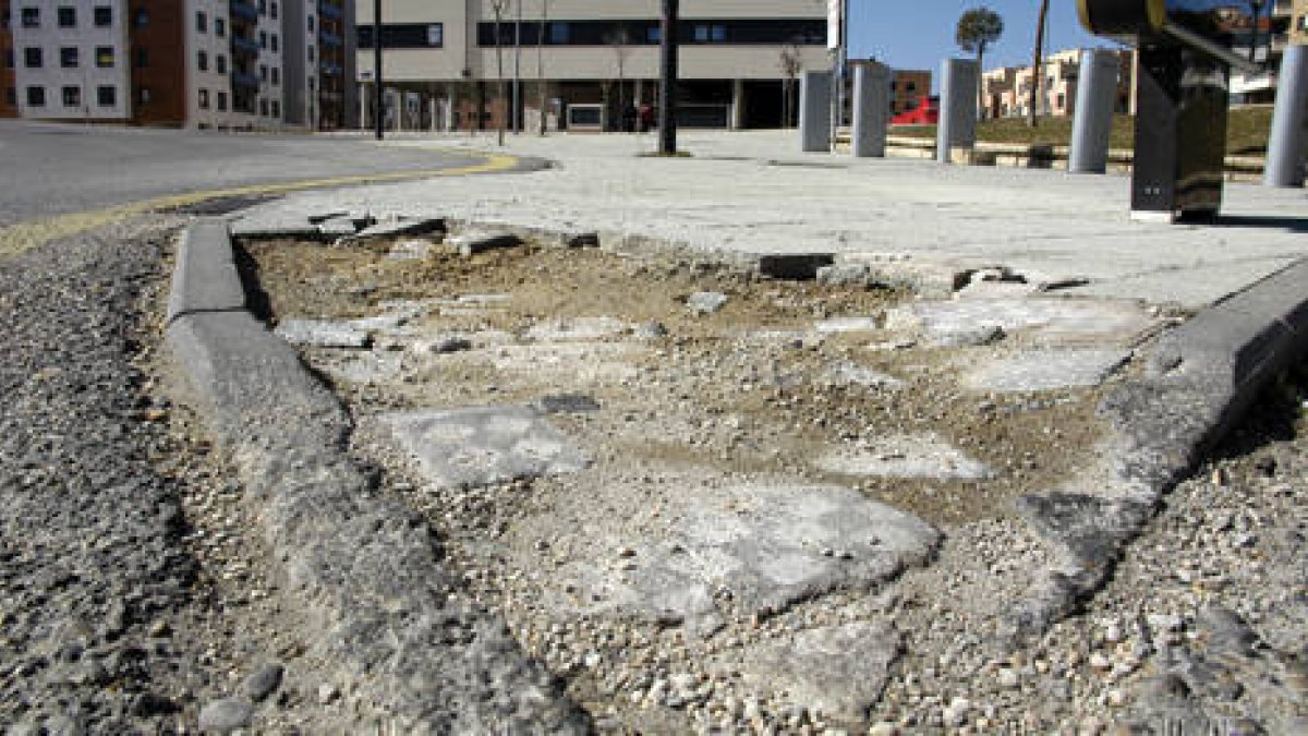 Una de las aceras destrozadas del barrio. / Á.M.-