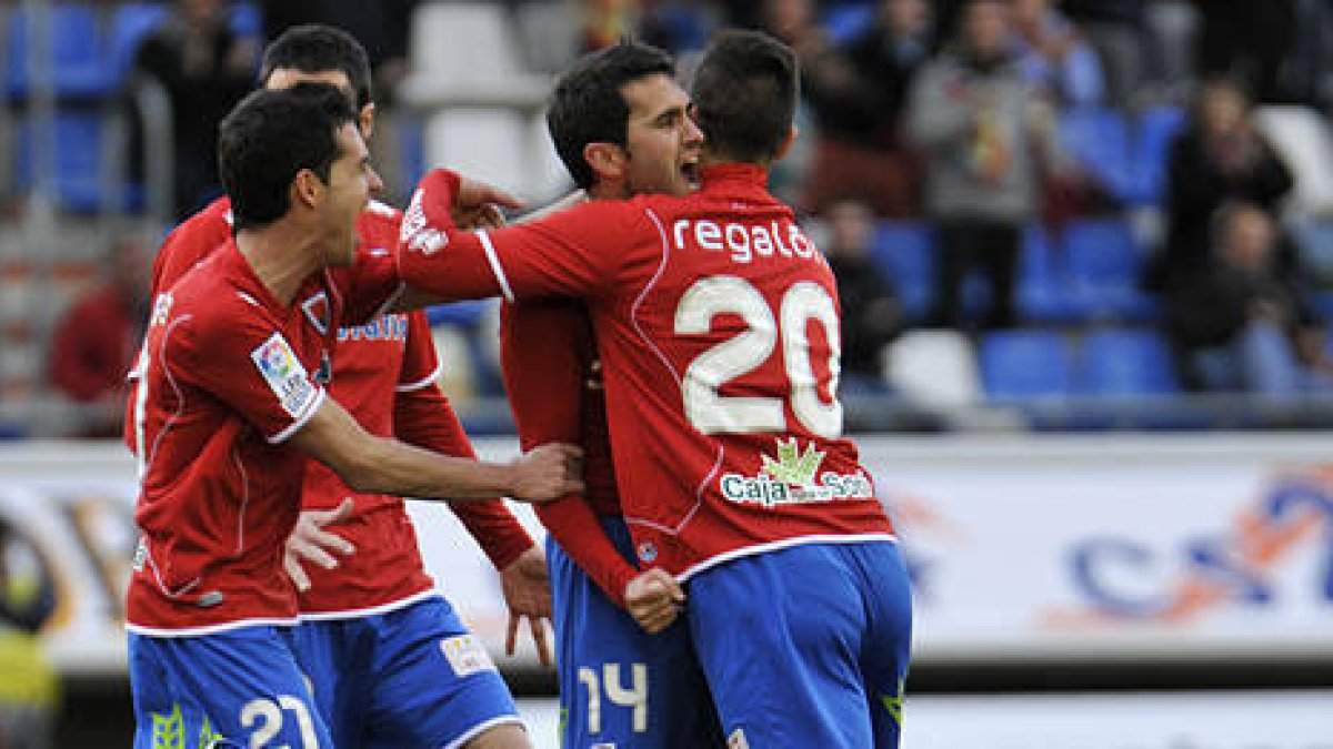 Los jugadores del Numancia celebran el primer gol anotado ante el Racing. / DIEGO MAYOR-
