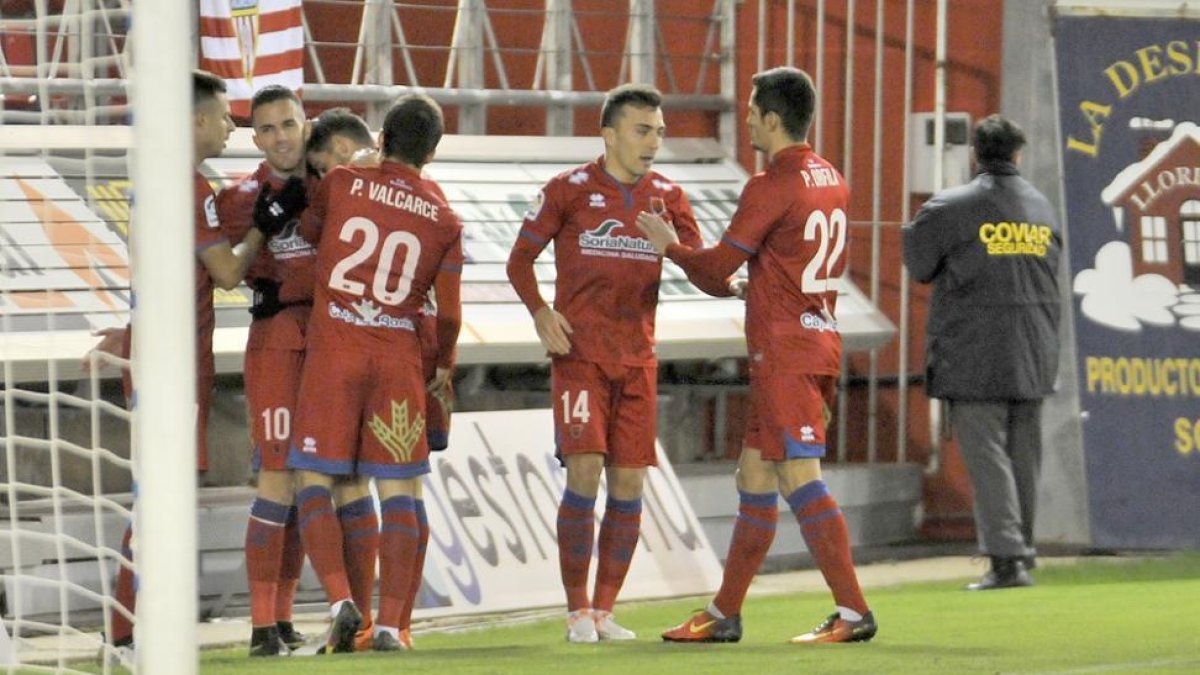 Los jugadores del Numancia celebran el tanto de Mateu que iba a dar la victoria ante el Almería.-María Ferrer