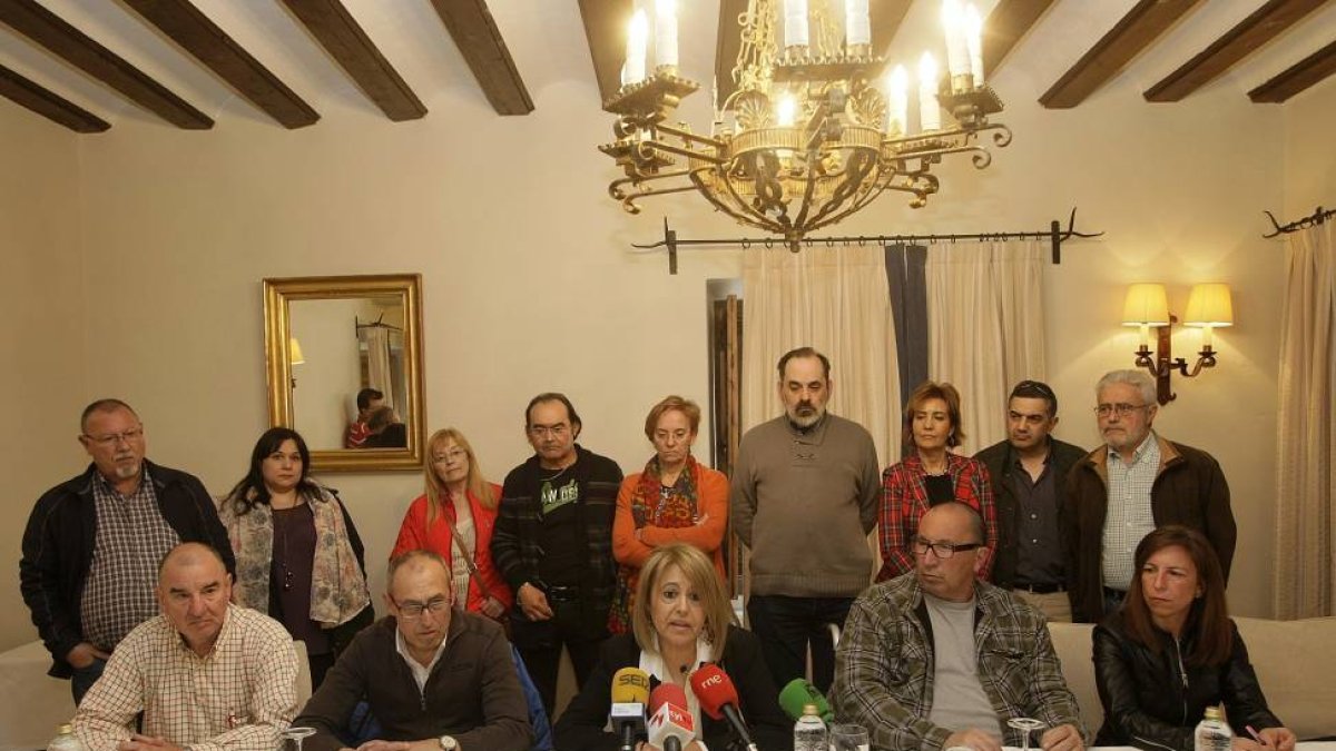 La exdelegada del gobierno, Pilar de la Higuera, junto a un numeroso grupo de mlitantes del PSOE de Zamora-Ical