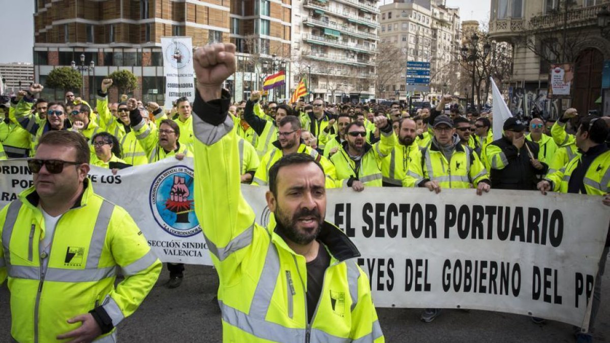 Protesta de estibadores en València.-MIGUEL LORENZO