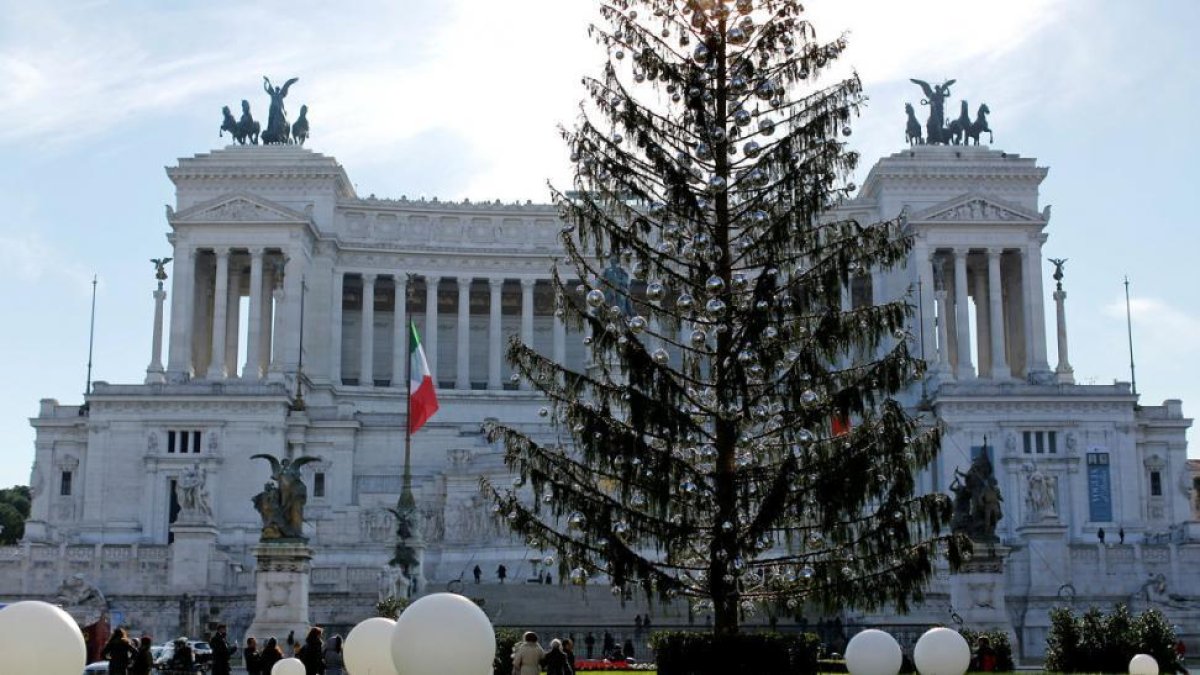 El árbol Spelacchio, frente al mausoleo de Víctor Manuel.-/ EFE