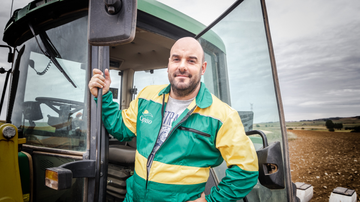 Rubén Carramiñana, presidente de Copiso, en su finca de Viana de Duero. GONZALO MONTESEGURO
