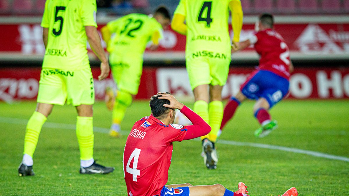 El central numantino Simic se lamenta en una jugada en el partido ante el Sporting. MARIO TEJEDOR