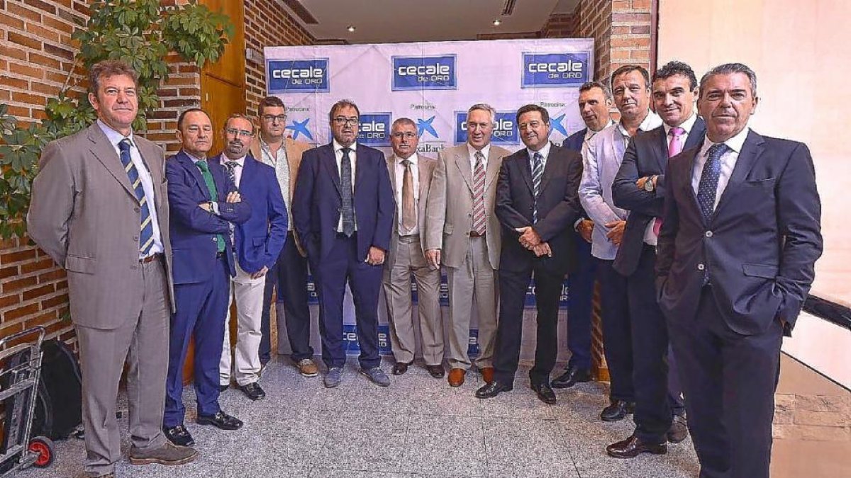 Fotografía de familia de los premios Cecale de Oro 2015, que se entregaron ayer en el Parador de Segovia en presencia de autoridades destacadas de Castilla y León.-ICAL