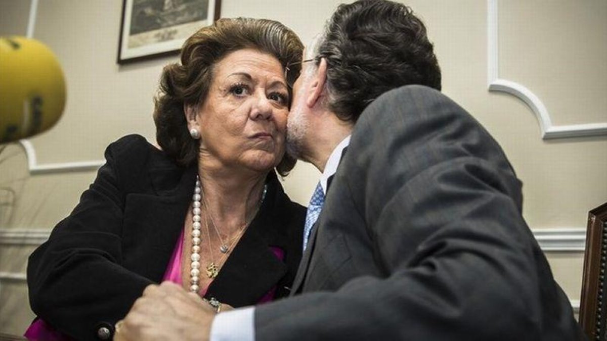 Rita Barberá y Alfonso Grau, el pasado 16 de marzo del 2015, en la rueda de prensa en la que el entonces vicealcalde de Valencia anunció su dimisión.-MIGUEL LORENZO