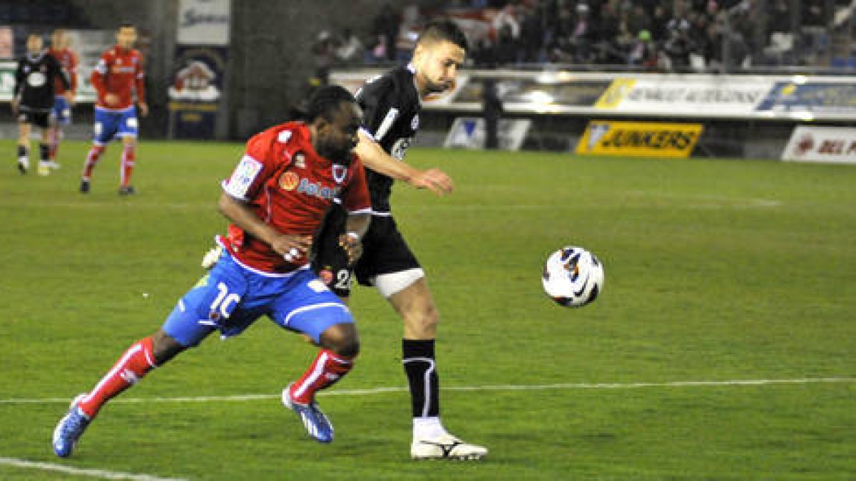 Cedrick en un encuentro de esta temporada en Los Pajaritos. / -