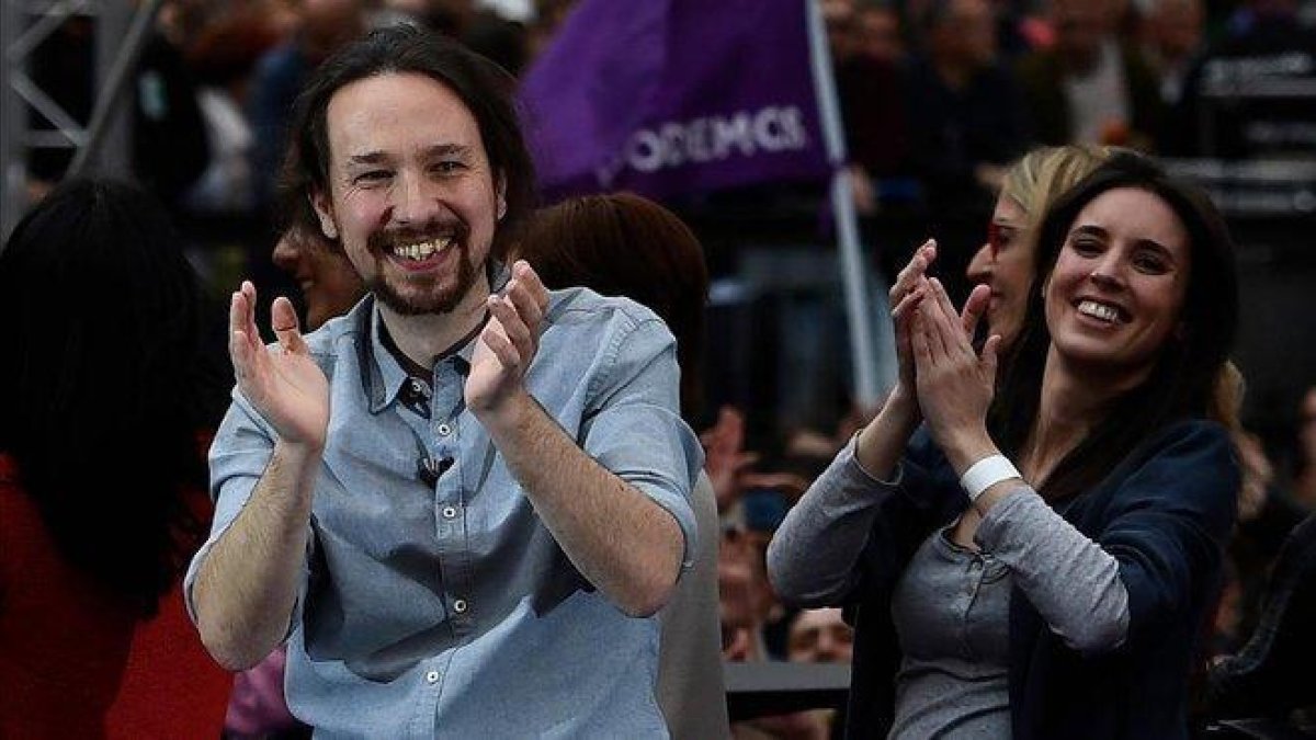 La líder de Podemos, Pablo Iglesias  y la diputada Irene Montero, asisten a una concentración previa a la campaña antes de las elecciones generales del 28 de abril.-PIERRE-PHILIPPE MARCOU / AFP