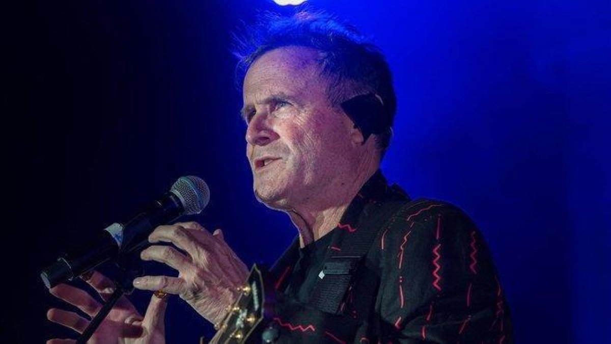 Johnny Clegg, durante un concierto en Sudáfrica en el 2017.-AFP / RODGER BOSCH
