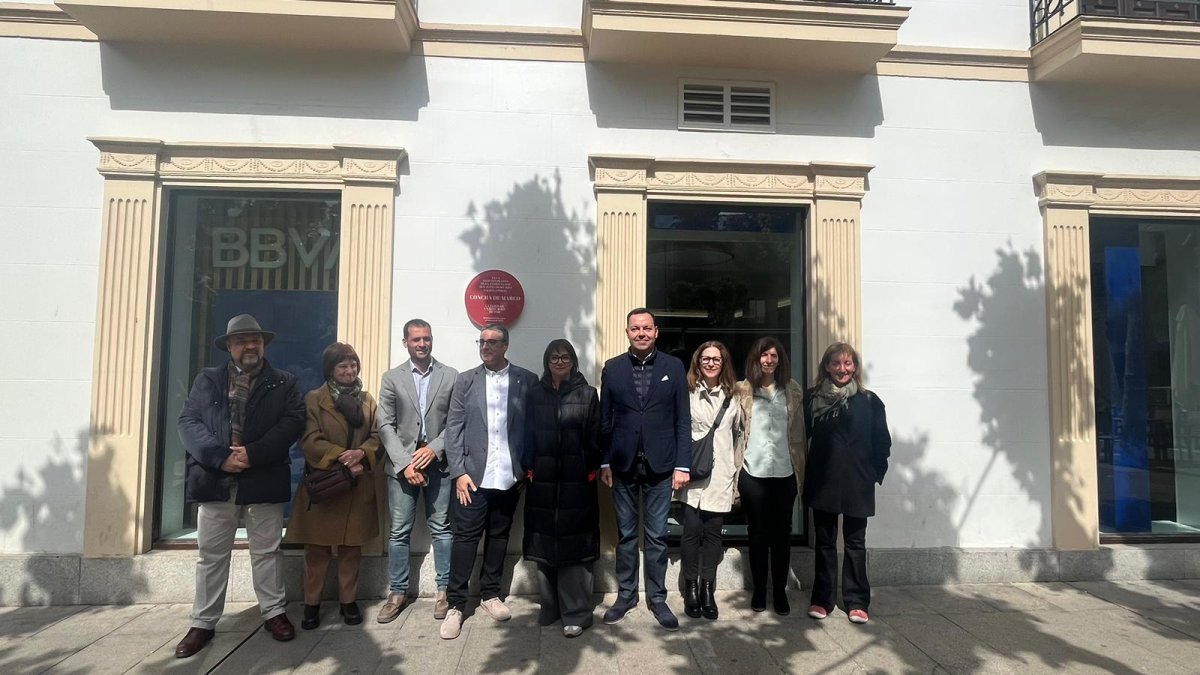 Los promotores de la iniciativa posan junto a la placa que señala el lugar de nacimiento de Concha de Marco. HDS