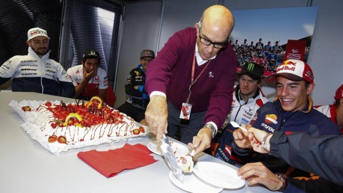 Carmelo Ezpeleta reparte, en presencia de Marc Márquez y sus compañeros, el pastel de su 70 cumpleaños.-MOTOGP.COM