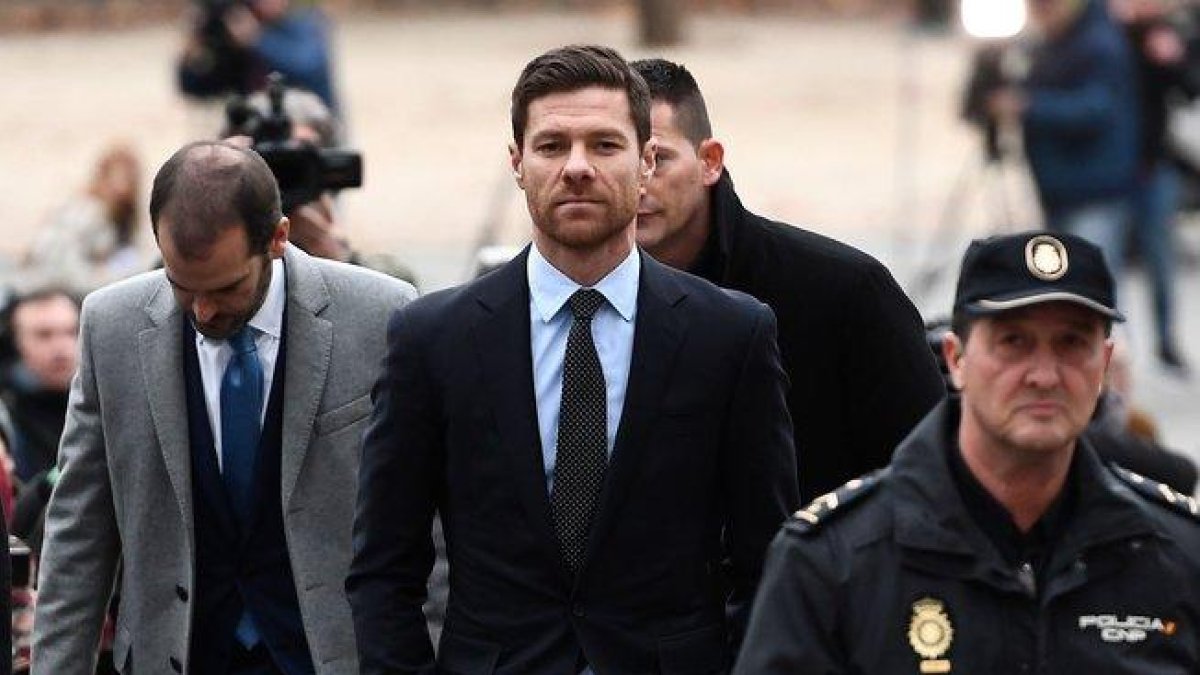 El ex futbolista Xabi Alonso a su llegada este jueves a los juzgados.-AFP