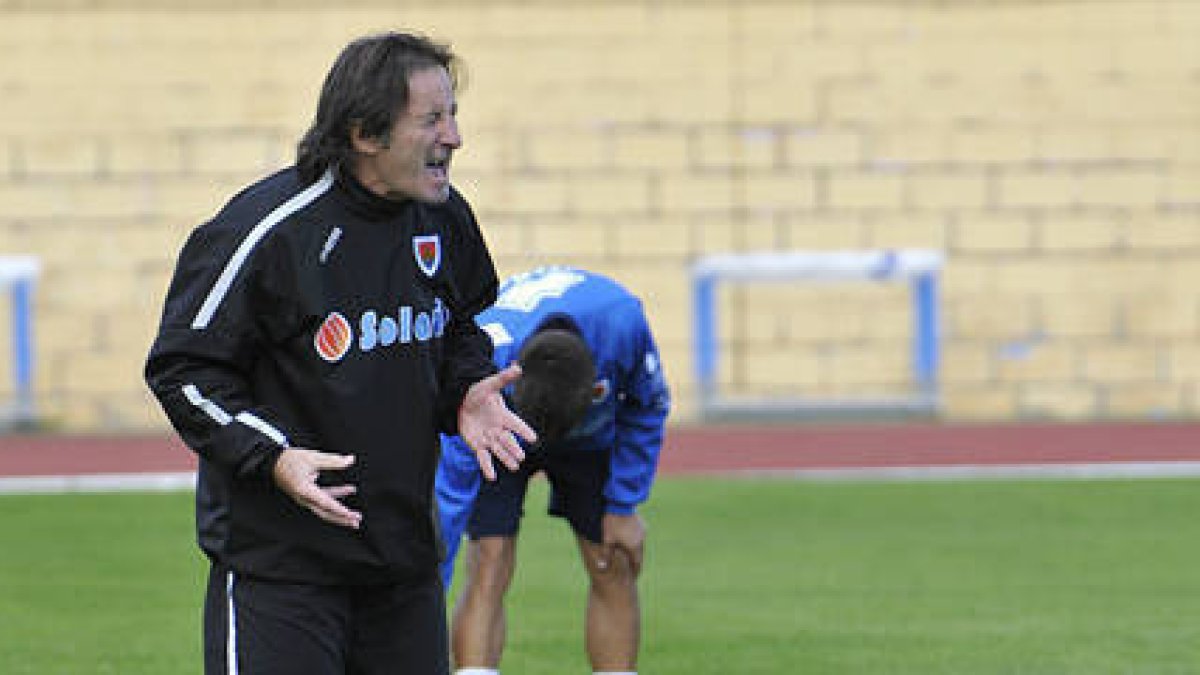 El entrenador del Numancia Juan Antonio Anquela. / ÁLVARO MARTÍNEZ-