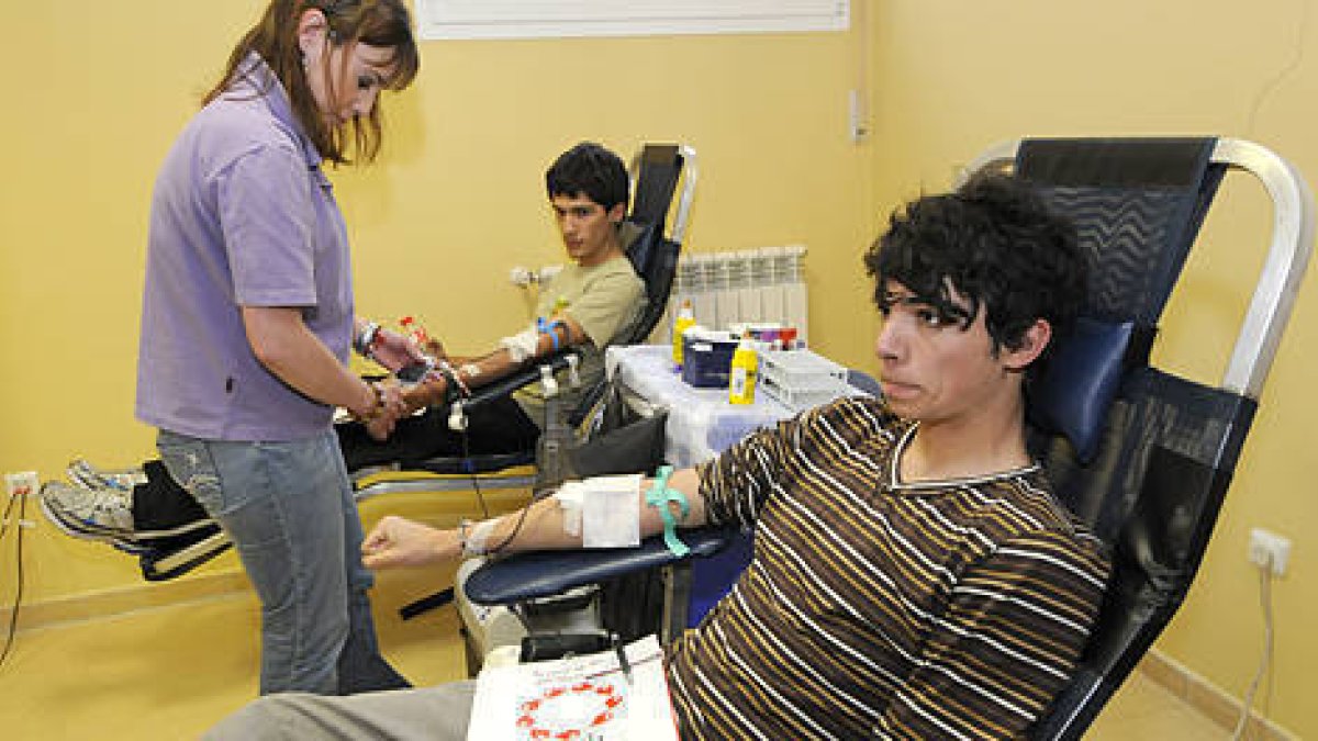 Donación de sangre en Soria, en una imagen de archivo. / VALENTÍN GUISANDE-