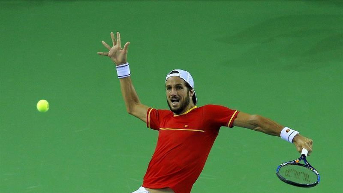 El tenista español Feliciano López se enfrenta al rumano Marius Copil durante su partido de la eliminatoria de segunda ronda del Grupo Mundial I de Copa Davis entre Rumanía y España en Cluj.-EFE/Robert Ghement