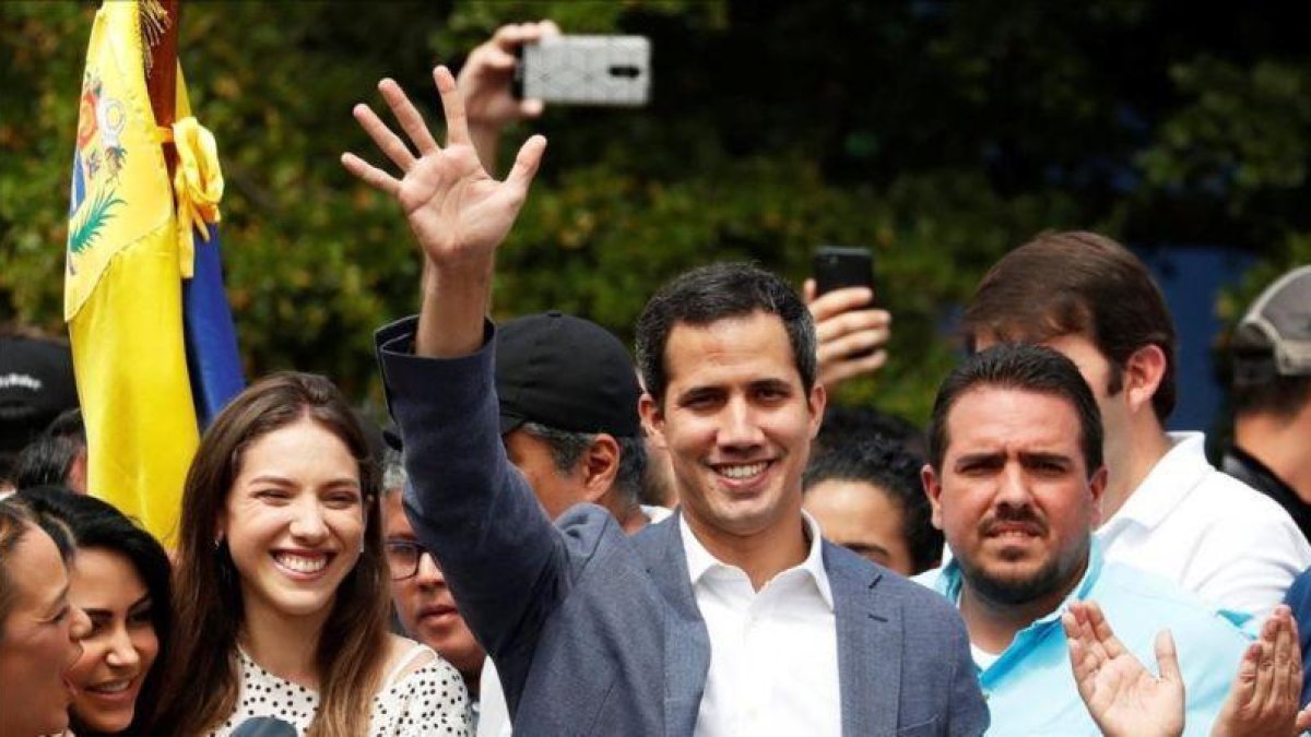 Juan Guaidó, con sus seguidores en Caracas.-REUTERS / CARLOS GARCÍA RAWLINS