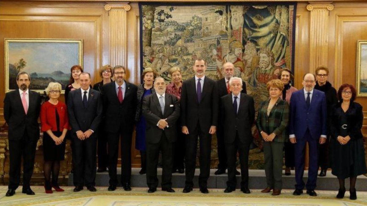 EL rey Felipe, este martes en la Zarzuela, recibe en audiencia a la junta directiva de la Asociación de exdiputados y exsenadores de las Cortes Generales.-EFE / CHEMA MOYA