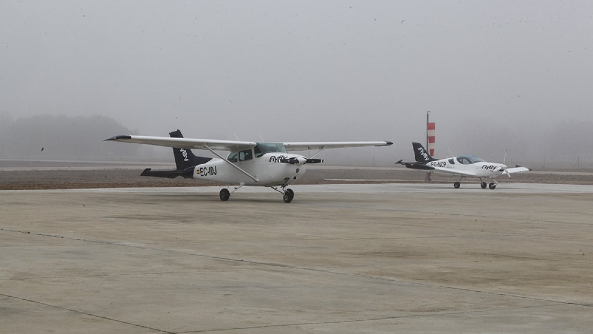 Avionetas en el aeródromo de Garray. MARIO TEJEDOR