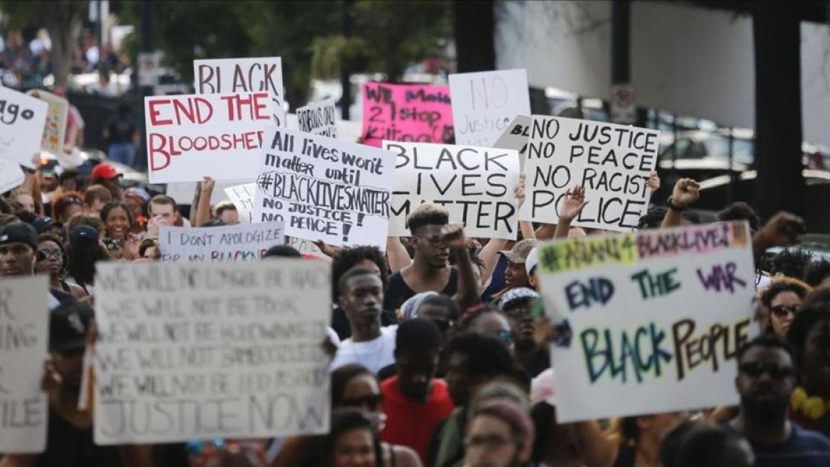 Manifestantes recorren el centro de Atlanta contra la brutalidad policial, este viernes.-AP / JOHN BAZEMORE