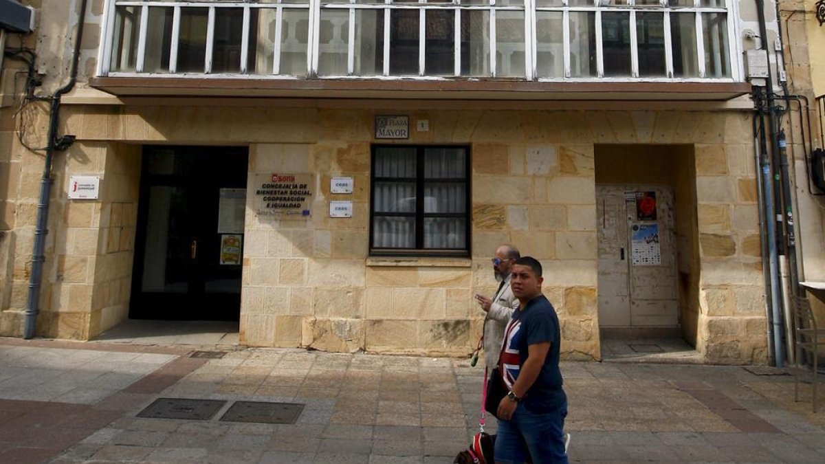 Edificio de los servicios municipales en la plaza Mayor de Soria.-HDS