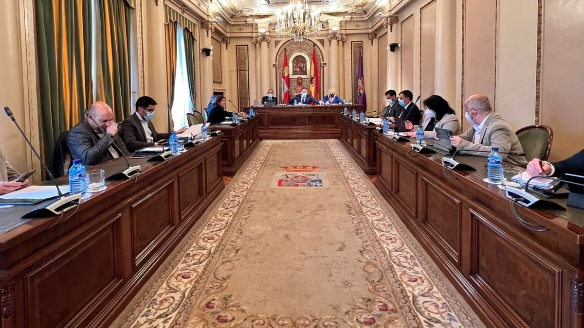 Corporación de la Diputación Provincial en el pleno de ayer.-HDS