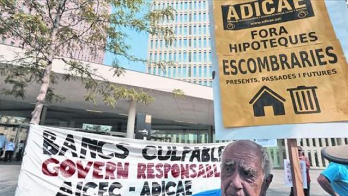 Afectados de las hipotecas con cláusula suelo se manifiestan en la Ciudad de la Justicia, en julio del 2013.-DANNY CAMINAL