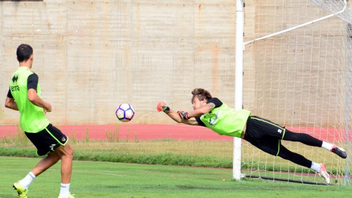 Aitor Fernández jugará el domingo ante el Alcorcón sus primeros minutos como numantino.-Álvaro Martínez