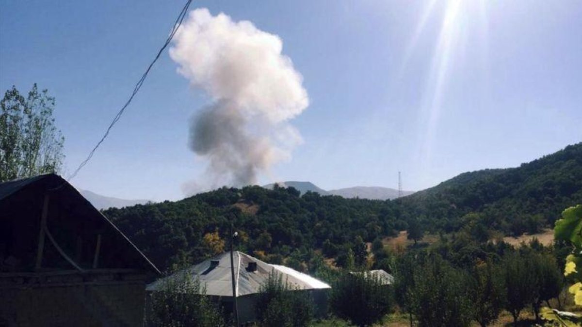 Imagen del humo que ha ocasionado la explosión del camión bomba en el control militar turco.-EL PERIÓDICO