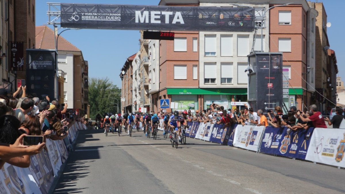 Sprint de la tercera etapa con llegada en San Esteban de Gormaz. HDS