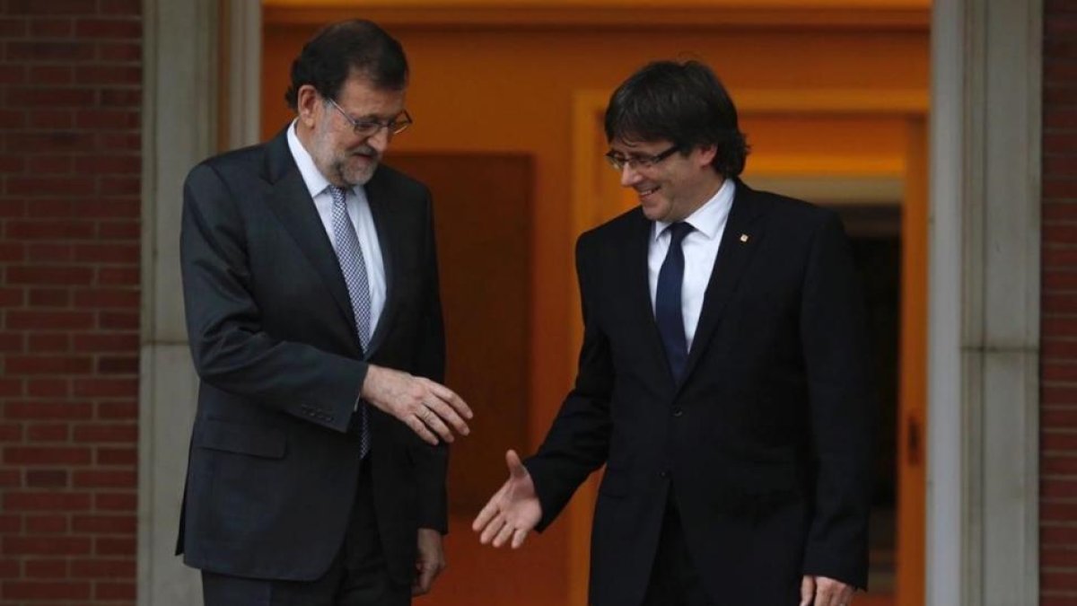 El presidente del Gobierno en funciones, Mariano Rajoy, y el de la Generalitat, Carles Puigdemont, en su cita de abril del 2016 en la Moncloa.-DAVID CASTRO