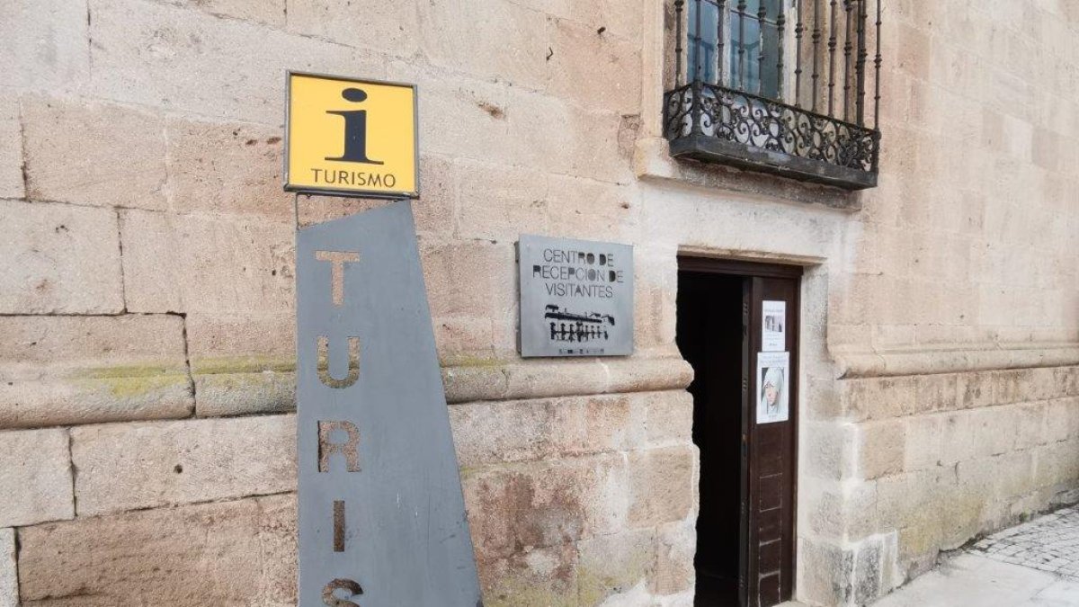 Oficina de turismo de Almazán, una de las cuatro que mejoraron sus cifras. HDS