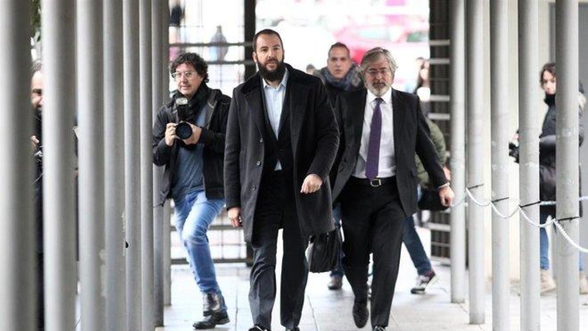 Borja Thyssen, junto a su abogado, a su llegada a los juzgados de lo Penal de Madrid.-EDUARDO PARRA (EUROPA PRESS)