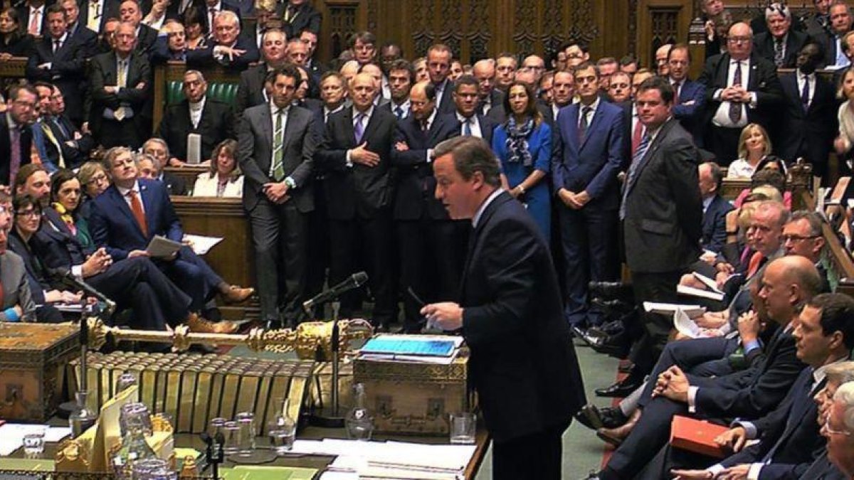 Cameron habla en las últimas preguntas al primer ministro en el Parlamento británico, en Londres.-AFP
