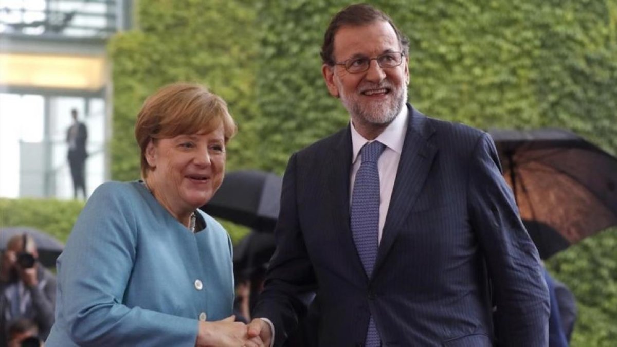El presidente del Gobierno y la canciller alemana, a su llegada a la reunión de jefes de Estado y de Gobierno de la UE de los miembros del G20.-Kiko Huesca
