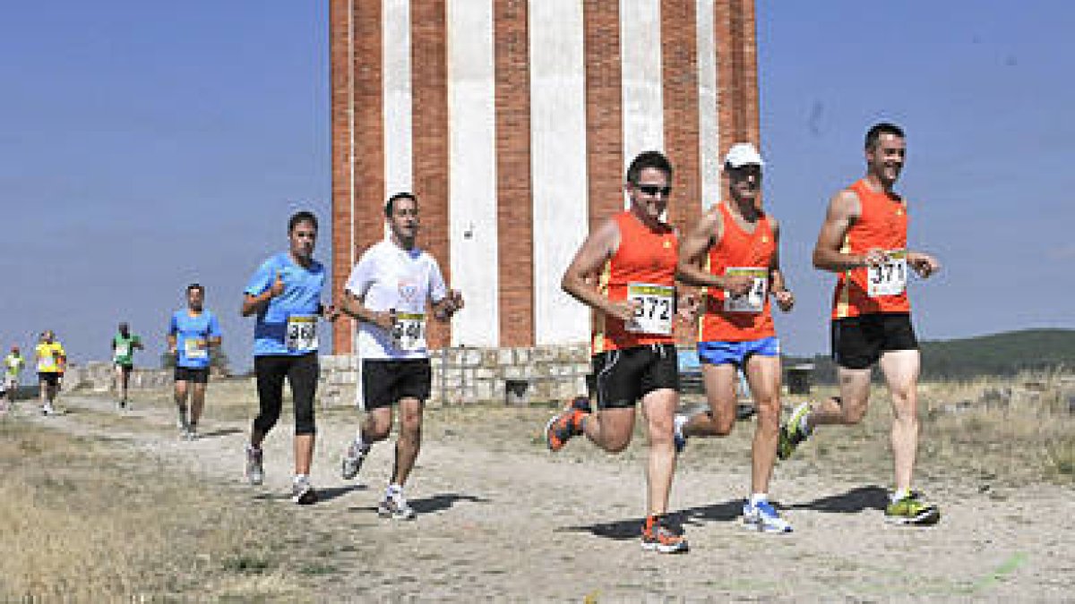 Varios corredores durante una edición del Cross de Abejar. / VALENTÍN GUISANDE-