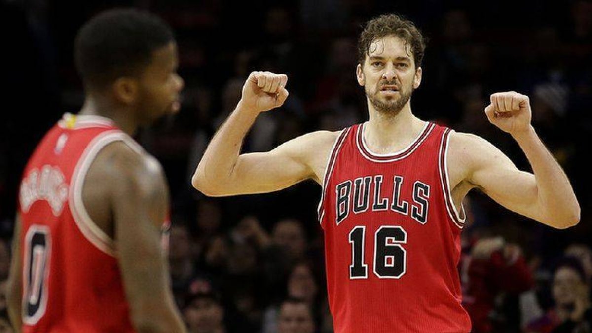 Pau Gasol celebra una jugada durante el partido de los Bulls y los Sixers en Filadelfia.-Foto: AP / MATT SLOCUM