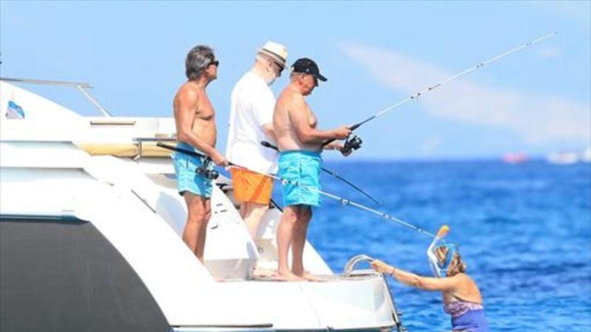 Artur Mas (izquierda) y sus amigos disfrutan en el yate 'Baruna'.-GTRES ONLINE