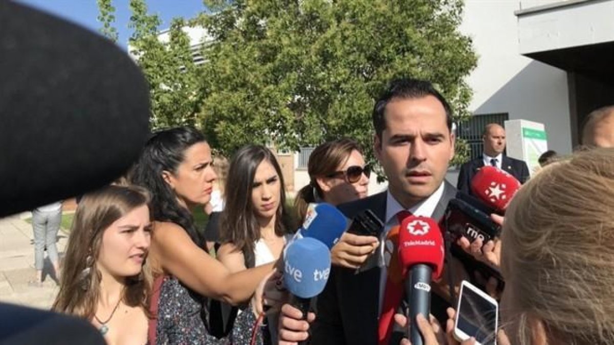 Ignacio Aguado ante la prensa.-CIUDADANOS