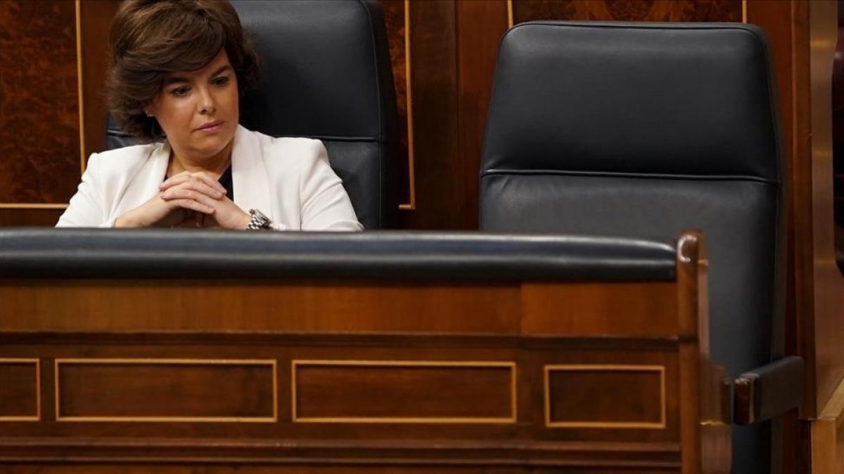 La silla del presidente Rajoy permanece vacía al inicio de la sesión de hoy.-JOSE LUIS ROCA