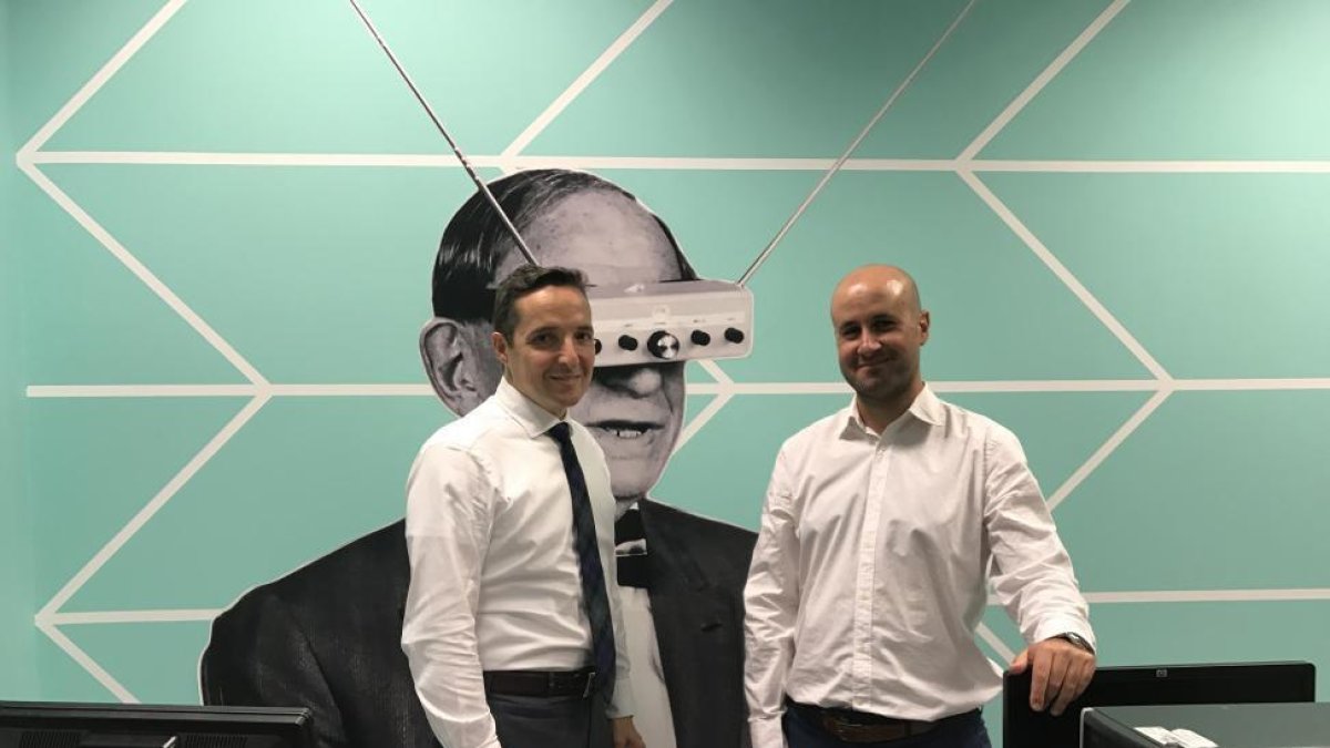 Juan Manuel Corchado, vicerrector de Investigación y Transferencia de la Universidad de Salamanca, y Miguel Ángel Ávila, director de Neurofix.-USAL