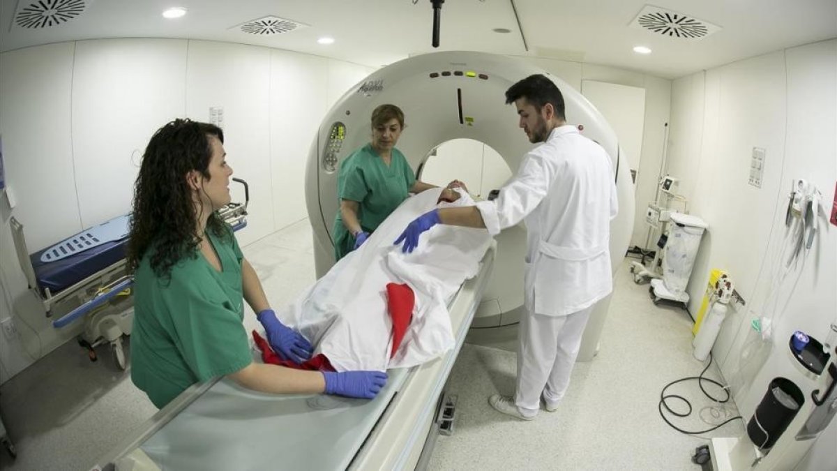 Profesionales sanitarios en la zona de Urgencias del Hospital de Bellvitge.-/ JOAN CORTADELLAS